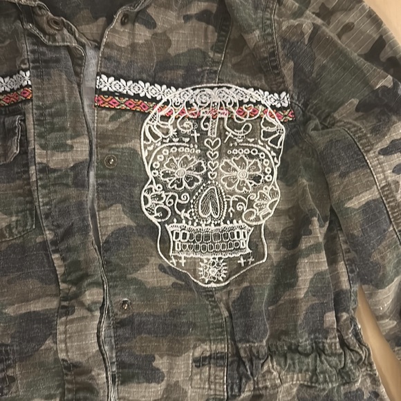 Camo and sugar skull DayTrip jacket. Lightweight snaps. Small - Picture 2 of 4